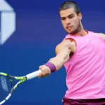 Alcaraz Supera Susto en Tobillo y Avanza en el Japan Open