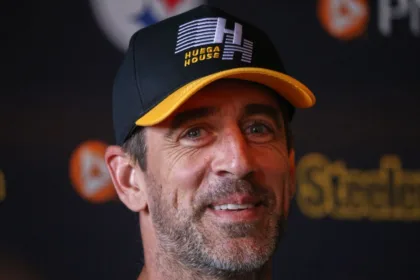 Rodgers Molesto por Viaje Tardío a Irlanda: Steelers Listos para el Partido