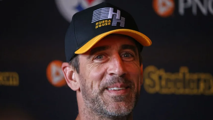 Rodgers Molesto por Viaje Tardío a Irlanda: Steelers Listos para el Partido