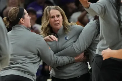 Reeve EXPLOTA contra árbitros tras lesión de Collier en derrota de Lynx