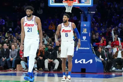 Embiid y George: Sin fecha para regreso, preocupa a los 76ers