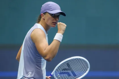 Swiatek hace historia en China Open; Sinner avanza a cuartos