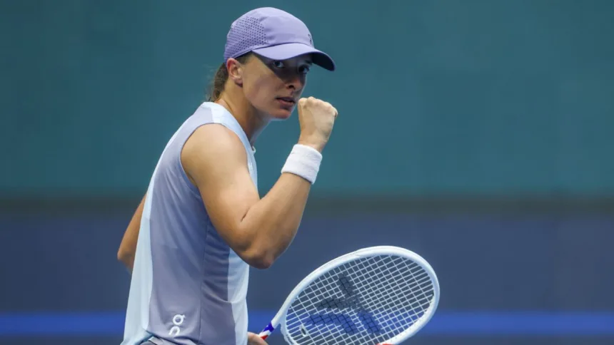 Swiatek hace historia en China Open; Sinner avanza a cuartos