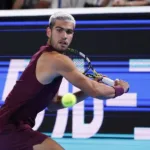 Alcaraz Vence en Tokio: Supera Dolor y Avanza a Cuartos de Final