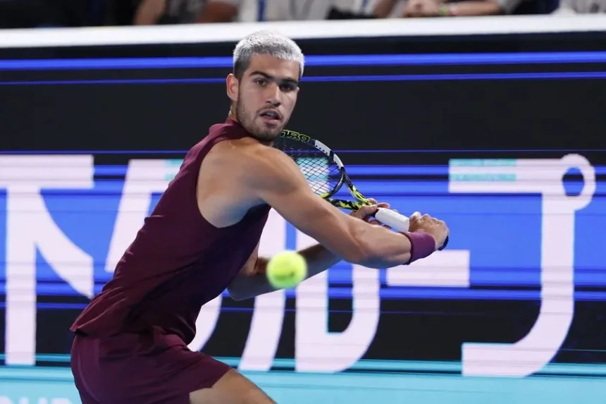 Alcaraz Vence en Tokio: Supera Dolor y Avanza a Cuartos de Final
