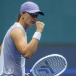 Swiatek hace historia en China Open; Sinner avanza a cuartos