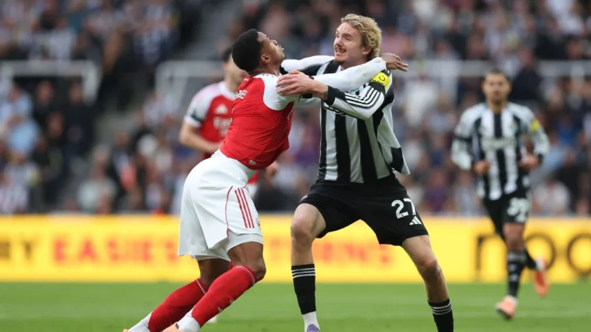 Woltemade Rechaza Disculpa de Gabriel por Codazo en Partido Newcastle vs Arsenal
