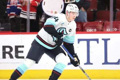 Kakko (Kraken) se fractura mano: Baja 6 semanas, pierde inicio NHL