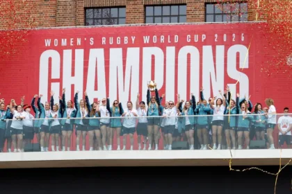 Red Roses de Inglaterra Celebran Victoria Mundial en Medio de la Lluvia