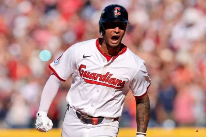 Rocchio Resucita a Guardianes: HR Decisivo Forzó Juego 3 vs. Tigres