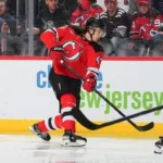 Hughes Firma Extensión Millonaria con los Devils: 7 Años y $63 Millones