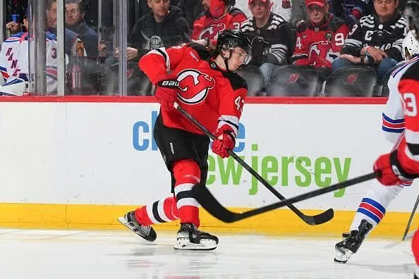 Hughes Firma Extensión Millonaria con los Devils: 7 Años y $63 Millones