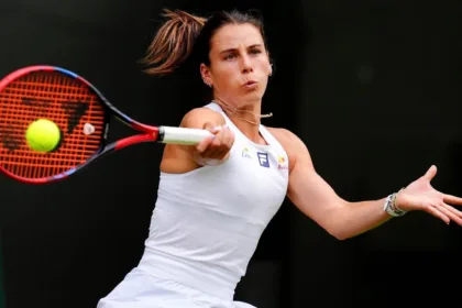 Navarro Sorprende a Świątek en China Open; Kartal y Pegula Avanzan