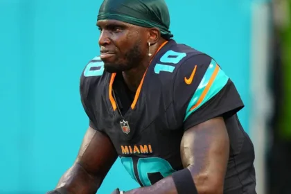 Hill regresa a Dolphins tras cirugía: Motiva al equipo y Waddle toma el mando