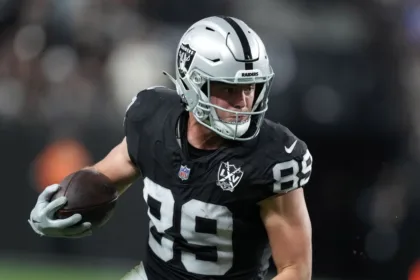 Bowers, TE de Raiders, podría jugar vs Colts pese a lesión: Análisis y detalles