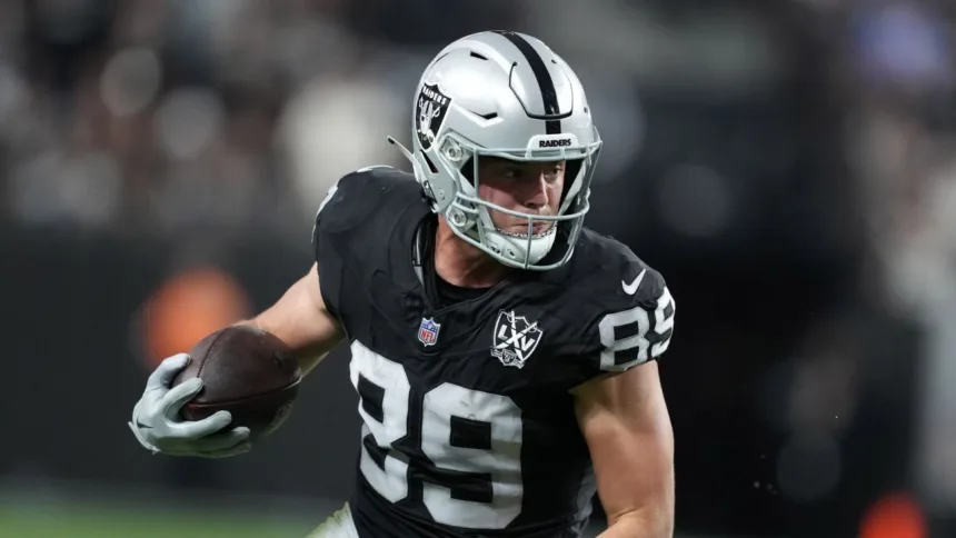 Bowers, TE de Raiders, podría jugar vs Colts pese a lesión: Análisis y detalles