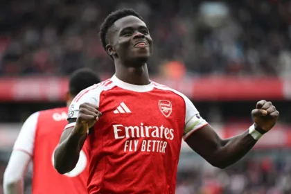 Saka: 200 partidos con Arsenal y mensaje de Thierry Henry antes del triunfo