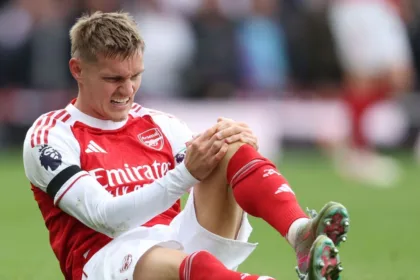 Ødegaard Preocupado: Lesión en la Rodilla y Arteta Alerta en Arsenal