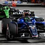 Williams, Descalificado en Singapur: Albon y Sainz Arrancan Últimos por DRS