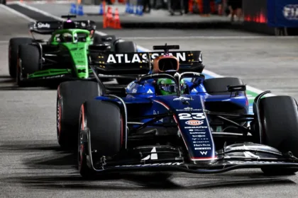 Williams, Descalificado en Singapur: Albon y Sainz Arrancan Últimos por DRS