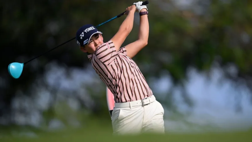 Iwai lidera el LOTTE Championship con viento; Korda acecha.