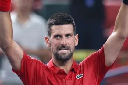 Djokovic avanza en Shanghái; Shelton cae tras lesión en el hombro