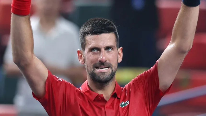Djokovic avanza en Shanghái; Shelton cae tras lesión en el hombro