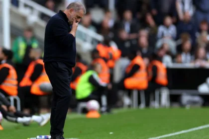 Postecoglou desafiante: "Amo la pelea" tras derrota del Nottingham Forest.
