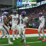 Addison se Redime: TD Ganador Tras Castigo, Vikings Celebran