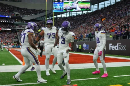 Addison se Redime: TD Ganador Tras Castigo, Vikings Celebran