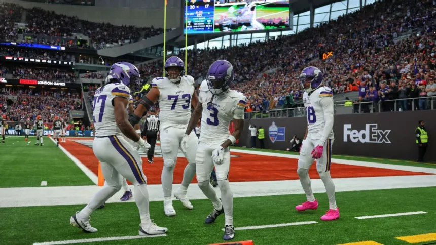 Addison se Redime: TD Ganador Tras Castigo, Vikings Celebran