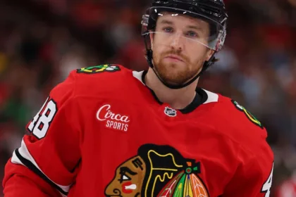 Grzelcyk firma con Blackhawks: Defensa refuerza Chicago con contrato de un año
