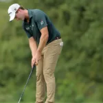 Whaley desafía al gator y salva par épico en torneo de golf