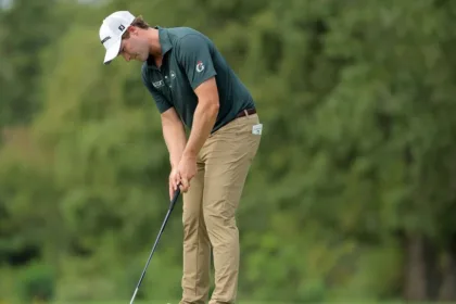 Whaley desafía al gator y salva par épico en torneo de golf