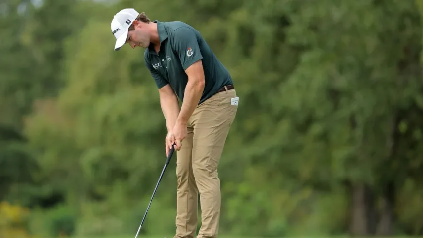 Whaley desafía al gator y salva par épico en torneo de golf