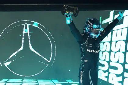 Russell Domina Singapur: Alonso 8vo y Sainz 10mo en la F1