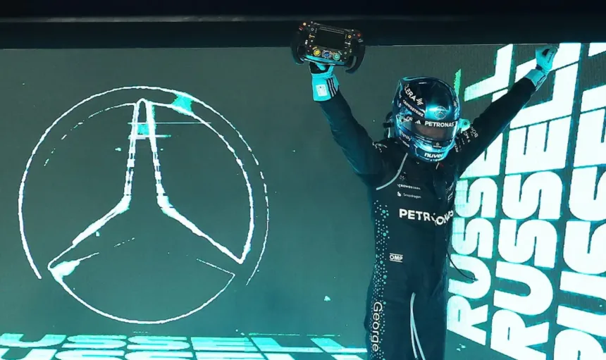 Russell Domina Singapur: Alonso 8vo y Sainz 10mo en la F1
