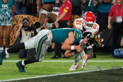 Lawrence: De la caída al TD ganador, Jaguars vencen a Chiefs
