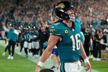 Jaguars vencen a Chiefs en duelo épico: Lawrence y Mahomes con gran actuación.