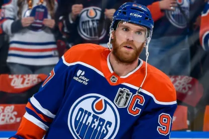 McDavid Renueva con Oilers: Extensión de 2 Años y $25 Millones