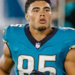 Jaguars colocan a Brenton Strange en IR por lesión de cadera
