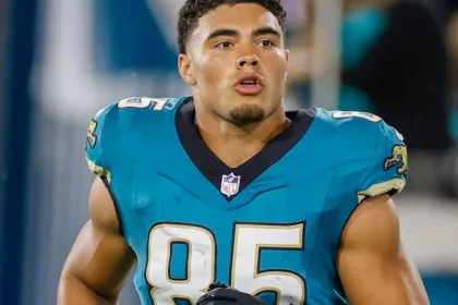 Jaguars colocan a Brenton Strange en IR por lesión de cadera