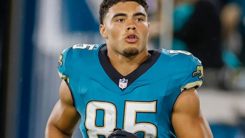 Jaguars colocan a Brenton Strange en IR por lesión de cadera