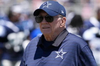 Jerry Jones, dueño de los Cowboys, multado por gesto obsceno: NFL sanciona