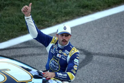 Elliott Remonta y Gana en Kansas: NASCAR Playoff al Rojo Vivo