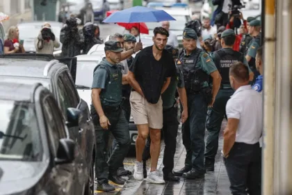 Rafa Mir, futbolista del Elche, procesado por agresión sexual y fianza