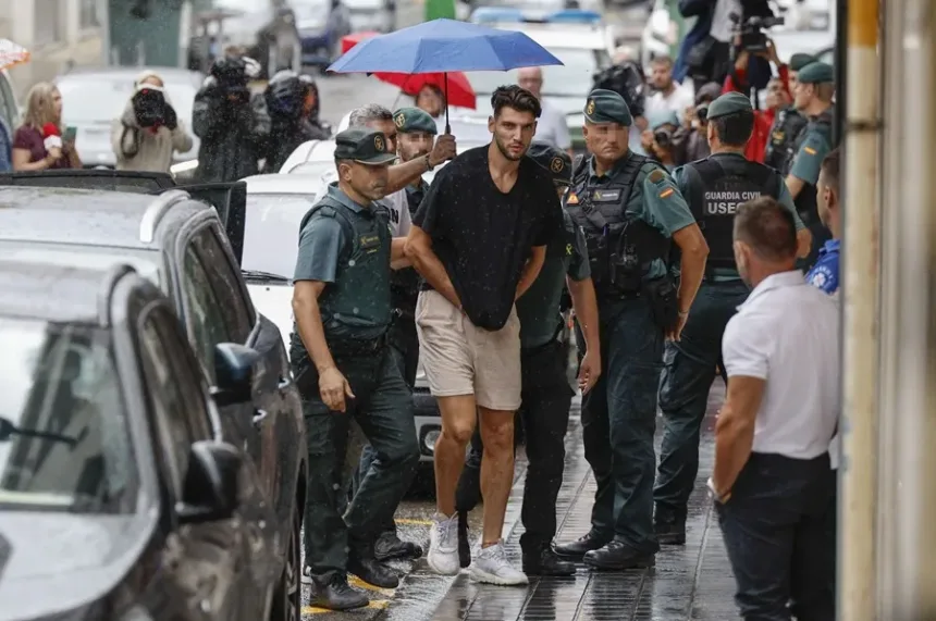 Rafa Mir, futbolista del Elche, procesado por agresión sexual y fianza