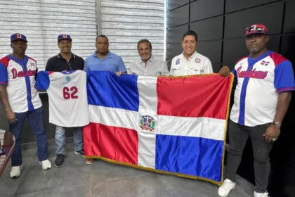 Noboa entrega bandera a Viejas Glorias: Dominicana lista para torneo en Florida