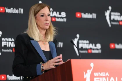 Engelbert niega dichos sobre Clark y promete mejorar en la WNBA