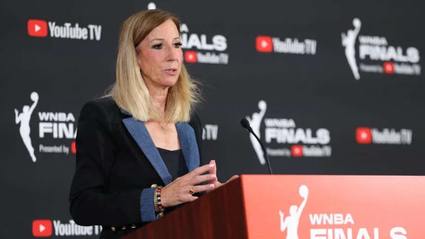 Engelbert niega dichos sobre Clark y promete mejorar en la WNBA